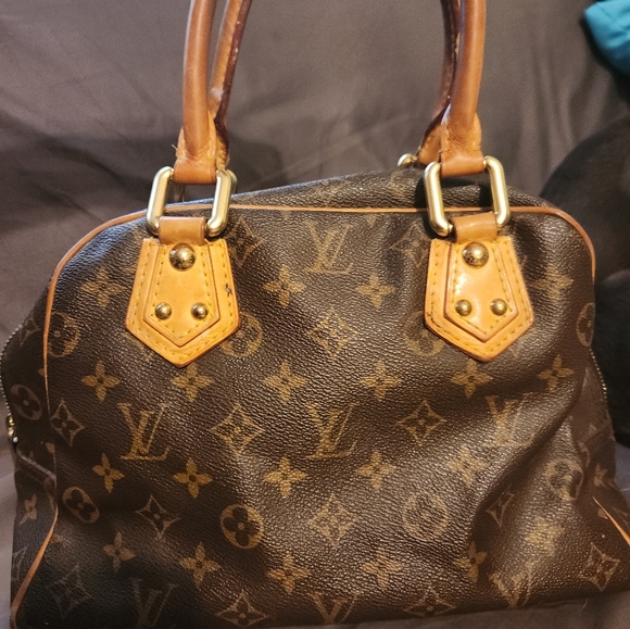 Authentic luxury Manhattan handbag - Picture 2 of 3